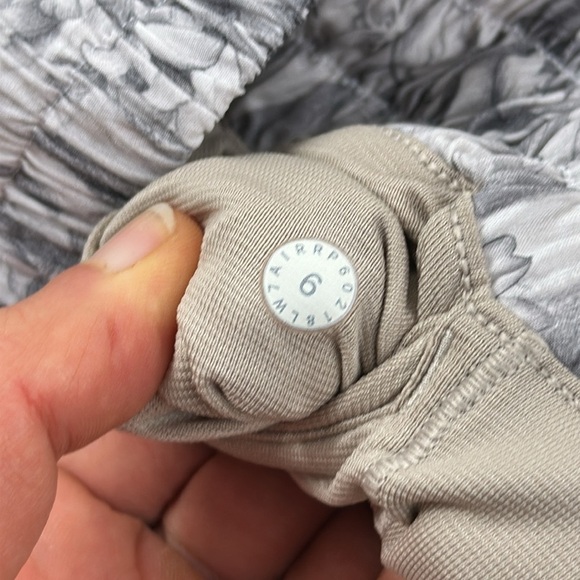 Lululemon Hotty Hot Short II *2.5" Mini Twine White Multi / White - Picture 4 of 5